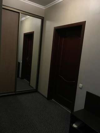Отель Гостиница Арагви Черкассы Люкс с балконом-1